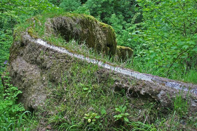 Steinerne Rinne im oberen Teil des Felsens