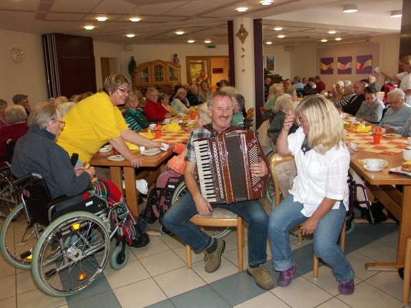 Mit feinem Schmalzgebäck und viel Musik von Hans Oswald feierten die BRK-Senioren die Nachkirta.