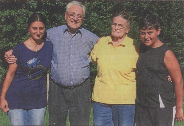 Tülün Karaarslan (links) mit ihren Pflegeeltern Gottfried und Liesl Wacker und ihrem Sohn Umut. Wacker auch ihr Alle zwei Jahre verbringt die 37-Jährige ihren Urlaub in Mitterfels. (Foto: hal)