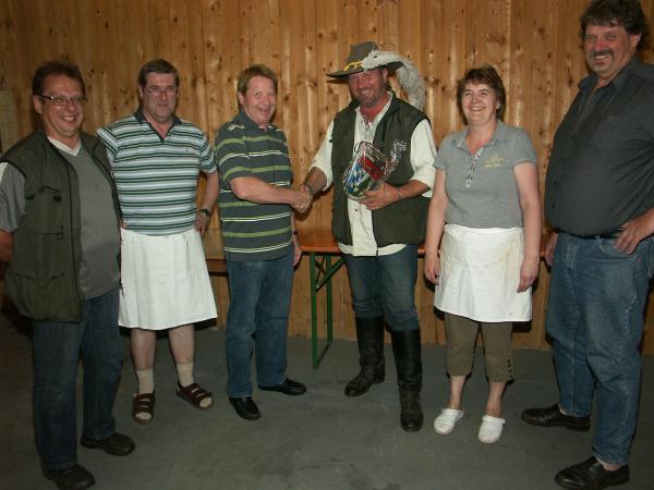 Gratulation zum 35. Wanderritt: (v.li) Hans Hof, Gastwirt Norbert Gürster, 2. Bürgermeister Heinz Uekermann, VFD-Landesvorsitzender Manfred Strahlheim, Wirtin Traudl Gürster und Organisator Alto Müller.