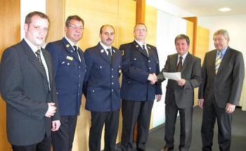 Das Foto zeigt (von links): Feuerwehr-Sachbearbeiter Jürgen Biermeier, Kreisbrandrat Albert Uttendorfer, der neue Kreisbrandmeister Günther Neuhierl, der neue Kreisbrandinspektor Markus Weber, Landrat Alfred Reisinger und der Abteilungsleiter für Katastrophenschutz Josef Grimm.