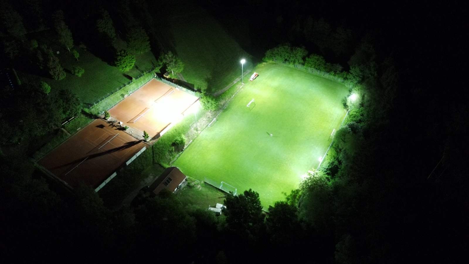 Neue LED Flutlichtanlage für Fußball und Tennis