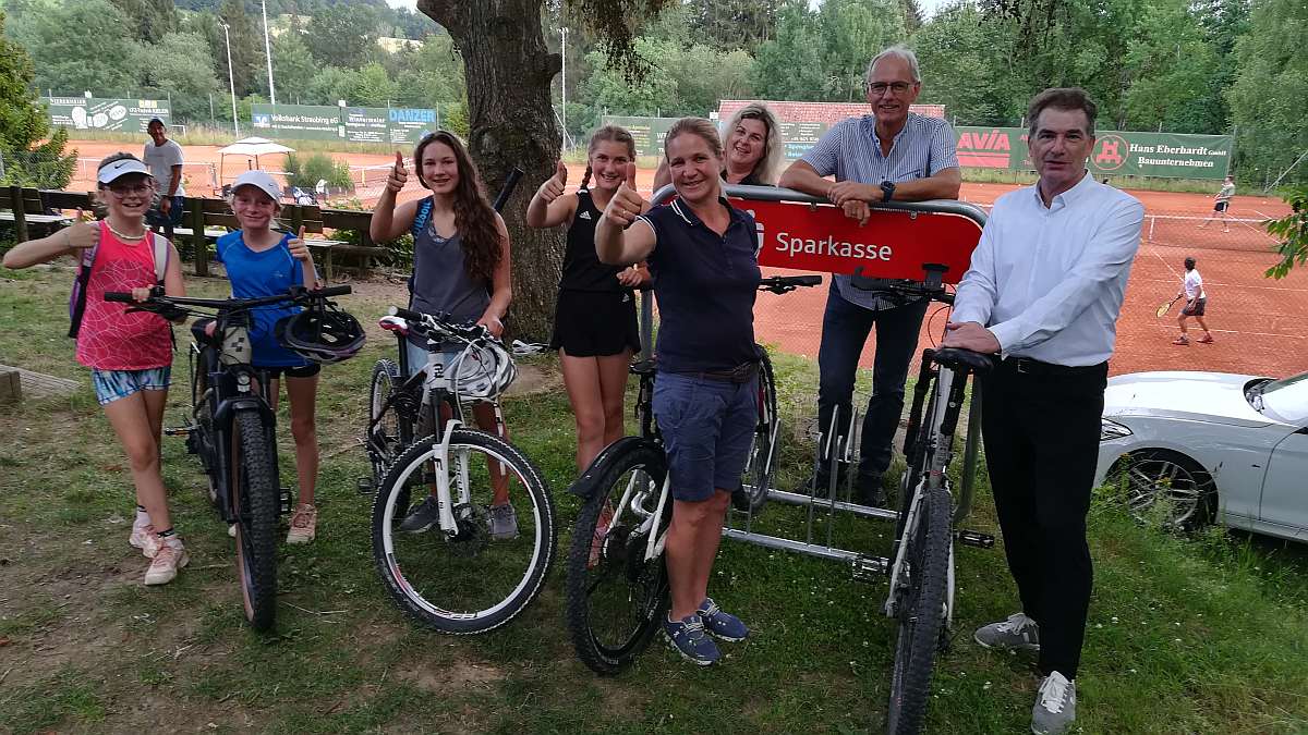 Fahrradständer der Sparkasse für die TSV-Tennisabteilung 