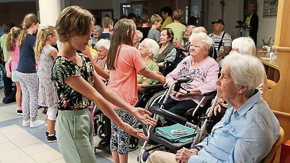 Schulkinder haben für Senioren gesungen