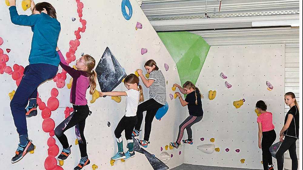 MiKiJu organisiert Müllsammeln und Bouldern