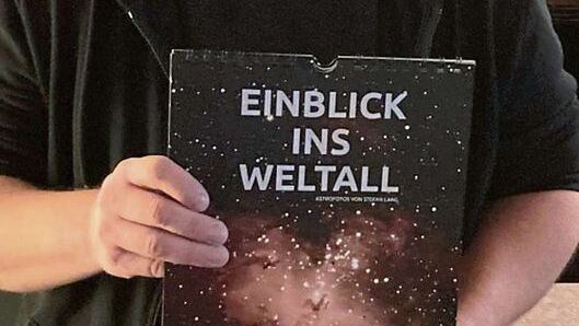 Hobby-Astrofotograf Stefan Lang mit seinem ersten Kalender