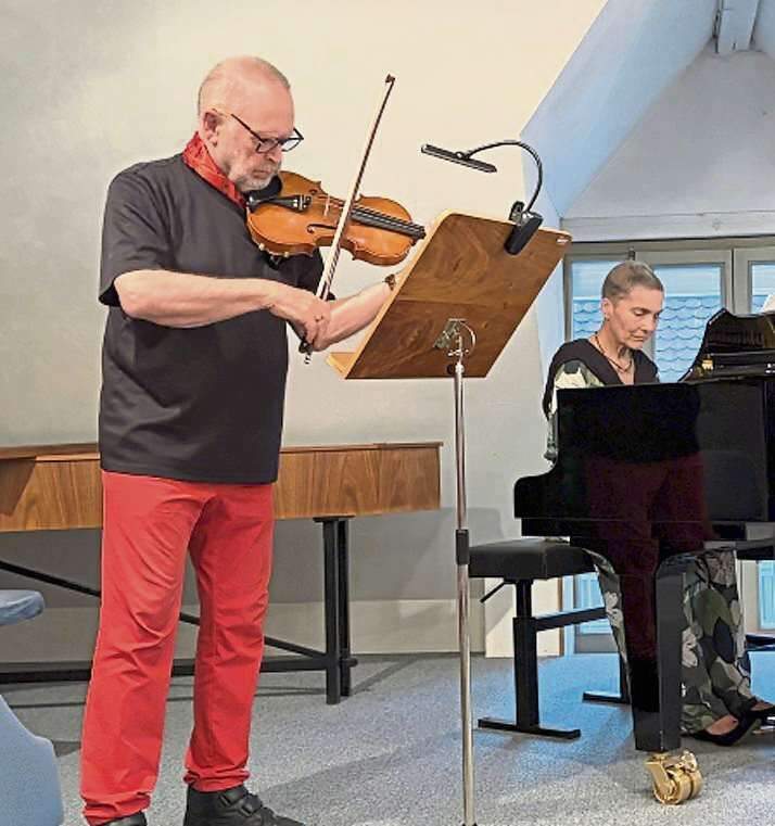 Achim Griesbach spielt auf seiner Violine einen Tango. Fotos: Verena Lehner kms erwachsenenvorspielabend 072026 bild2 verena lehner