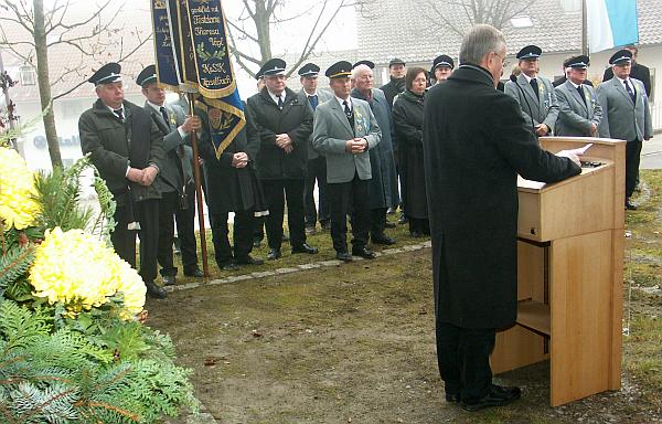 Volkstrauertag Mitterfels: Vor dem Ehrenmal in der Straubinger Straße fand die Feier zum Volkstrauertag statt.